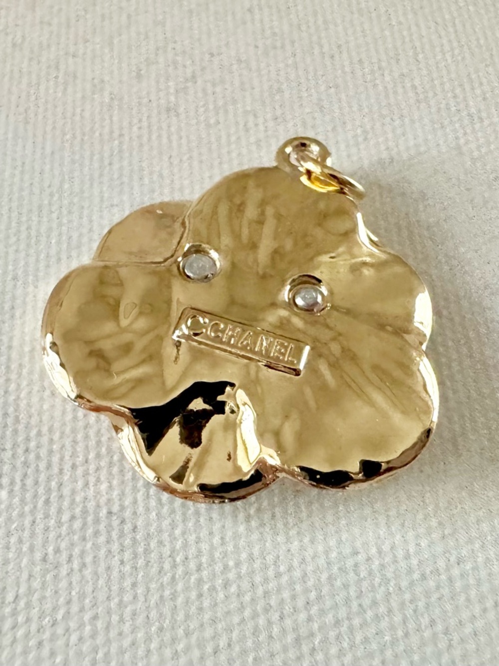 CHANEL White Camellia Enamel Pendant with Gold Trim, Interlocked 2 C’s, 3D charm - Picture 4 of 5